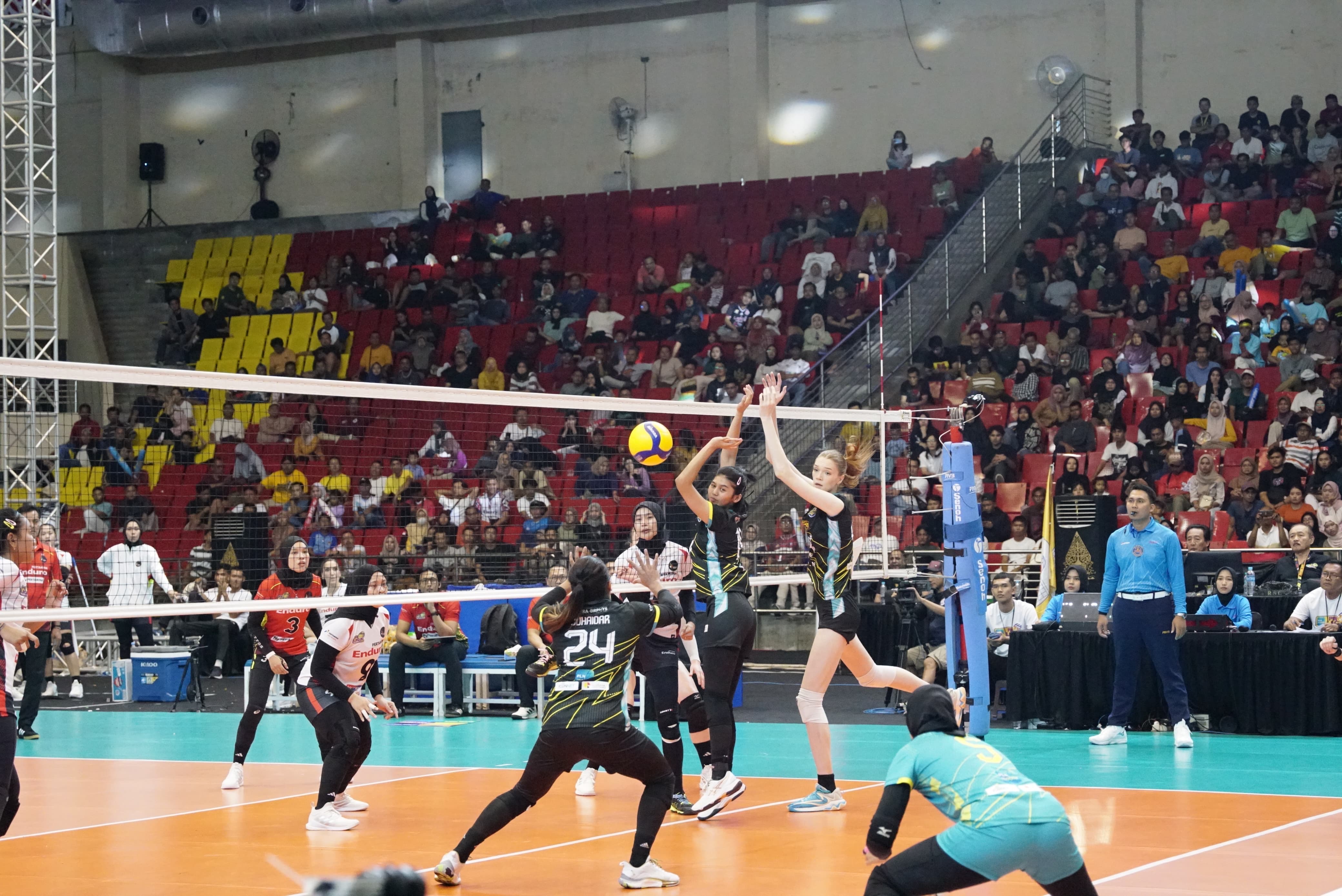 Pemain Jakarta Electric PLN sukses menahan serangan Jakarta Pertamina Enduro pada putaran kedua babak _final four_ PLN Mobile Proliga 2024 di GOR Jatidiri, Semarang, Jawa Tengah pada Sabtu (13/7).