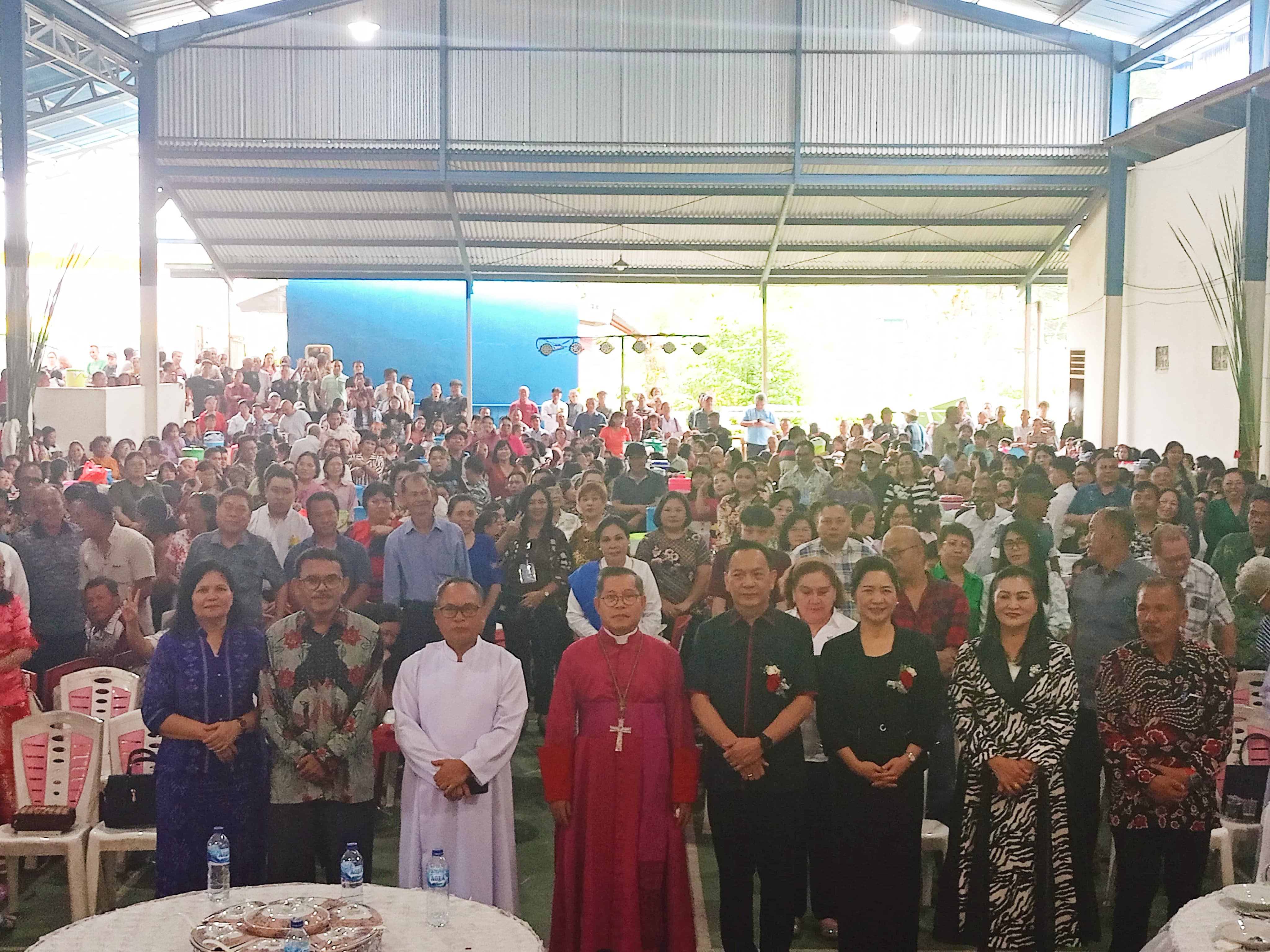 HIKMAT: Wali Kota Caroll Senduk SH didampingi Ketua TP-PKK Ny drg Jeand