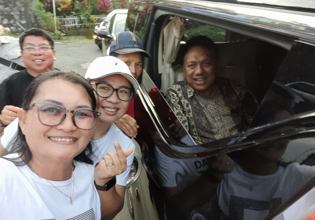 Gubernur Sulut Olly Dondokambey dicegat masyarakat saat merayakan pengucapan syukur di Minsel