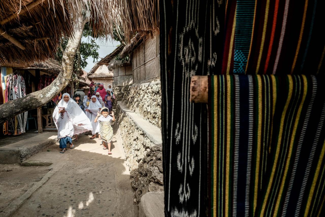 Kain Tenun Desa Sade, Lombok (wonderfulimages.kemenparekraf.go.id)