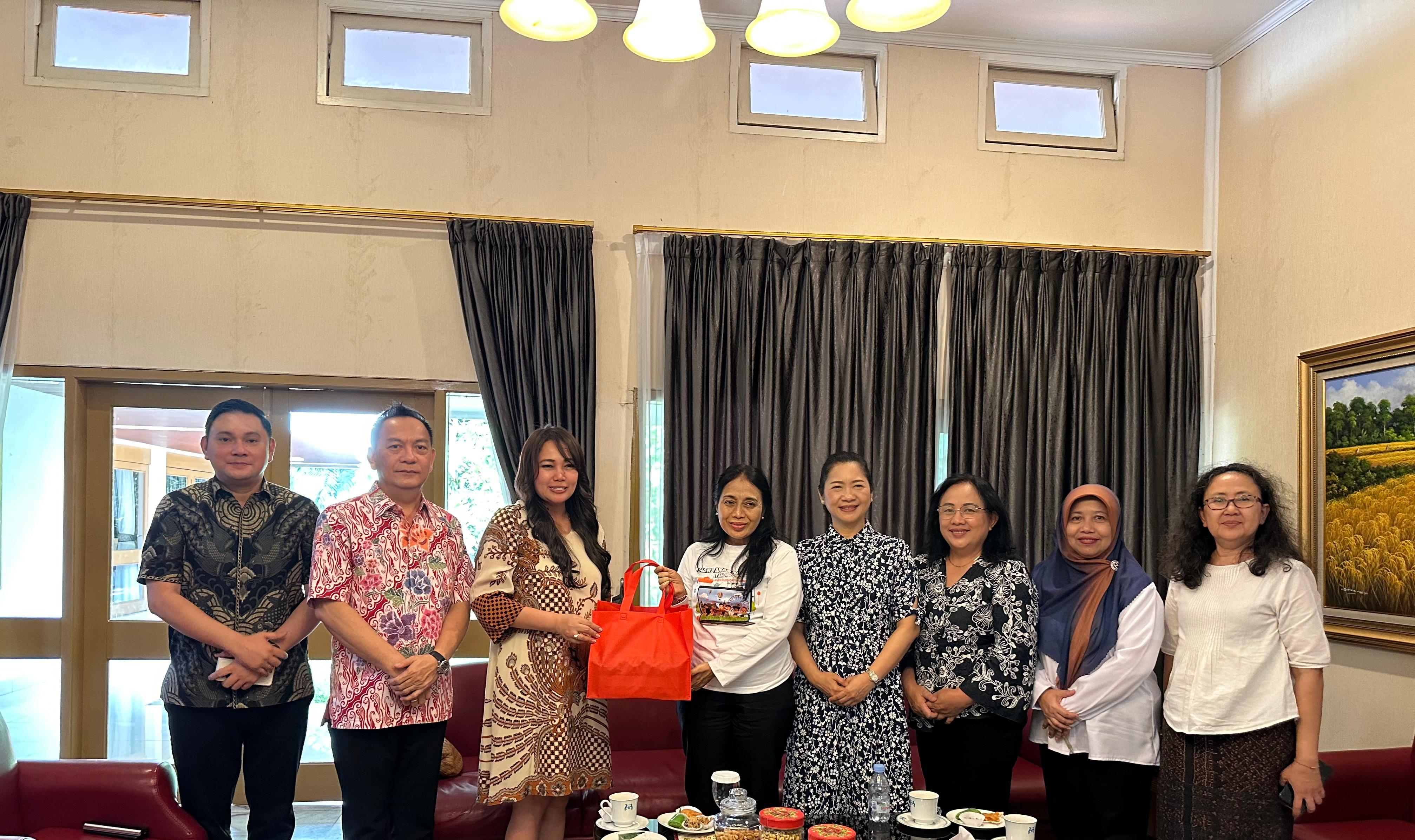 AKRAB: Pertemuan  Caroll Senduk SH dan Ketum Panitia TIFF dr Kartika Devi Kandouw-Tanos serta rombongan saat menyerahkan undangan bagi Menteri P3A Bintang Puspayoga, biar ambil bagian dalam TIFF 2024.