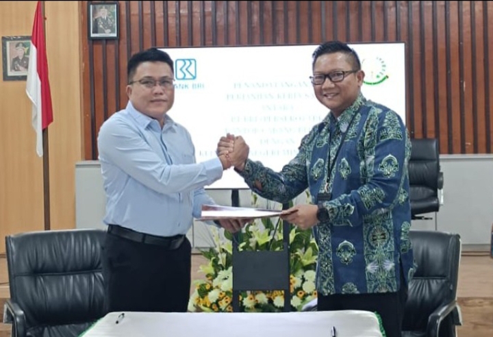 Kajari Minut I Gede Widhartama SH MH dan Pemimpin Cabang BRI Bitung Ronald Engelbert Pinontoan, usai melakukan penandatanganan perjanjian kerjasama.(Dok Istimewa)