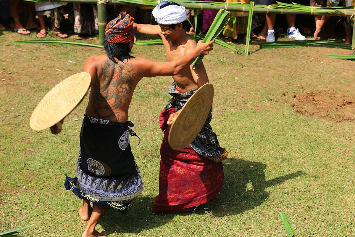 Tradisi Mekare-kare atau Perang Pandan di Bali (Indonesia.travel)
