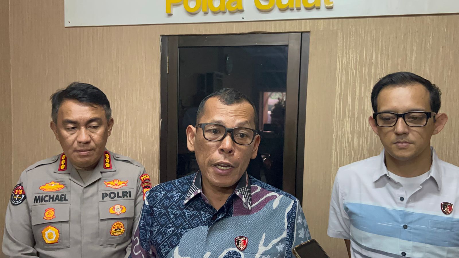 Dirreskrimsus Polda Sulut Kombes Pol Ganda Saragih memberi keterangan didampingi Kabid Humas Polda Sulut Kombes Pol Michael Thamsil (kiri) dan Kasubdit Tipidter AKBP Auliya Djabar.