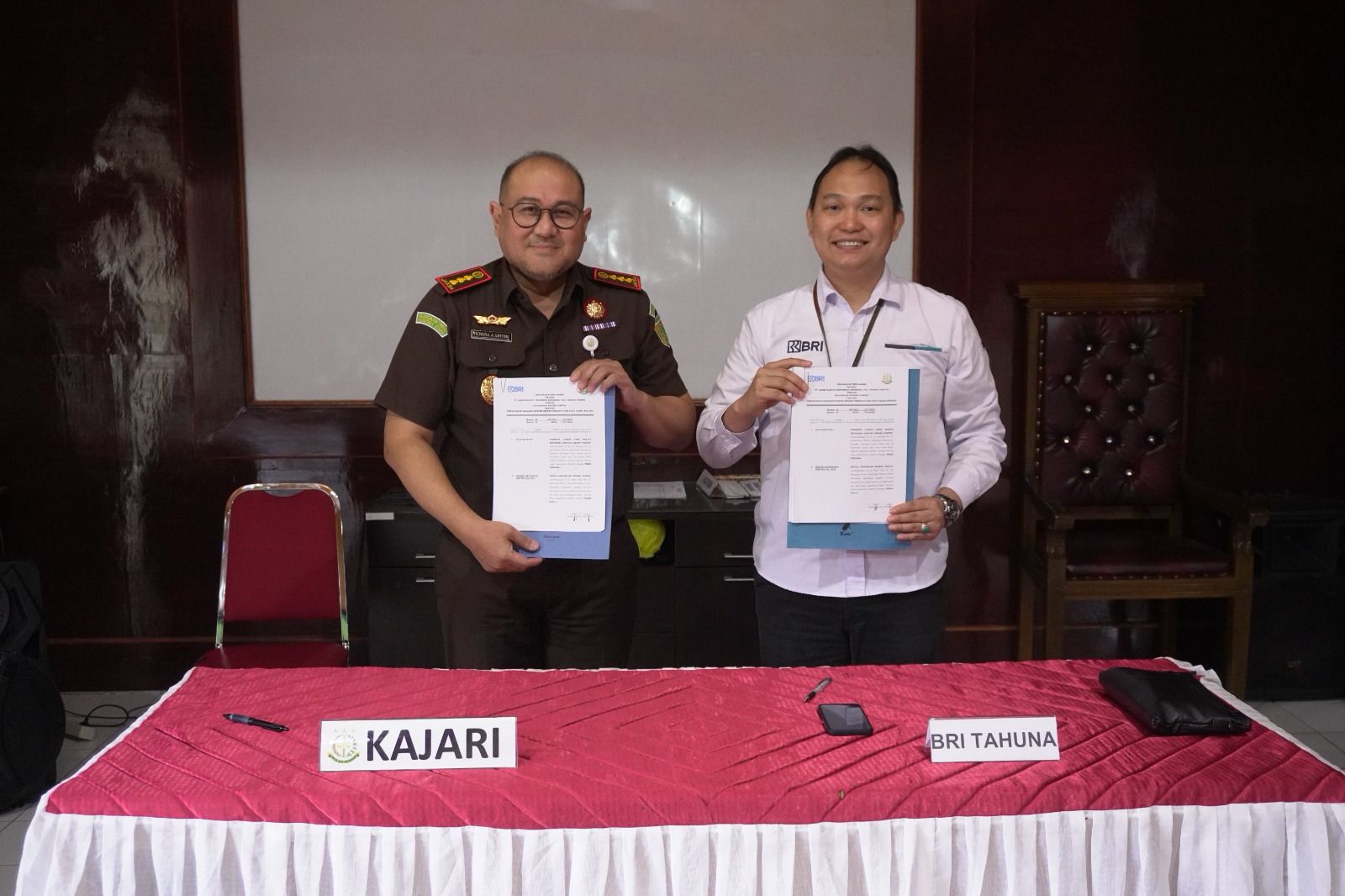 Pinca BRI Cabang Tahuna Agus Setiyono bersama Kajari Kepuluan Sangihe Hendra A Ginting saat melaksanakan penandatanganan MoU.