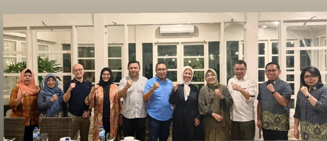 Anggota Dewan Pengawas Badan Penyelenggara Jaminan Sosial (BPJS) Kesehatan Iftida Yasar (kelima dari kanan) bersama Apindo Sulut dan jajaran lainnya, Selasa (17/7)