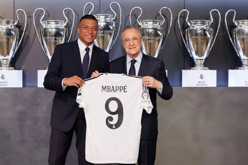 Kylian Mbappe resmi diperkenalkan sebagai pemain baru Real Madrid di Santiago Bernabeu pada Selasa (16/7/2024). (ANTARA/Real Madrid)