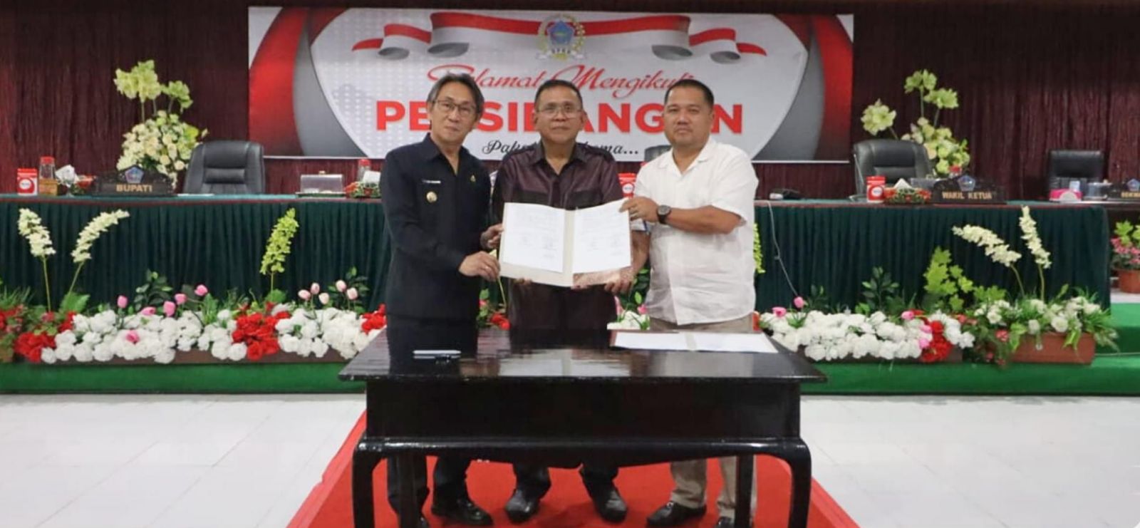 Pj Bupati Sitaro Joi E B Oroh dan Pimpinan DPRD Sitaro Djon P Janis melakukan penandatangan persetujuan bersama atas Ranperda tentang Pertanggungjawaban APBD Tahun Anggaran 2023.