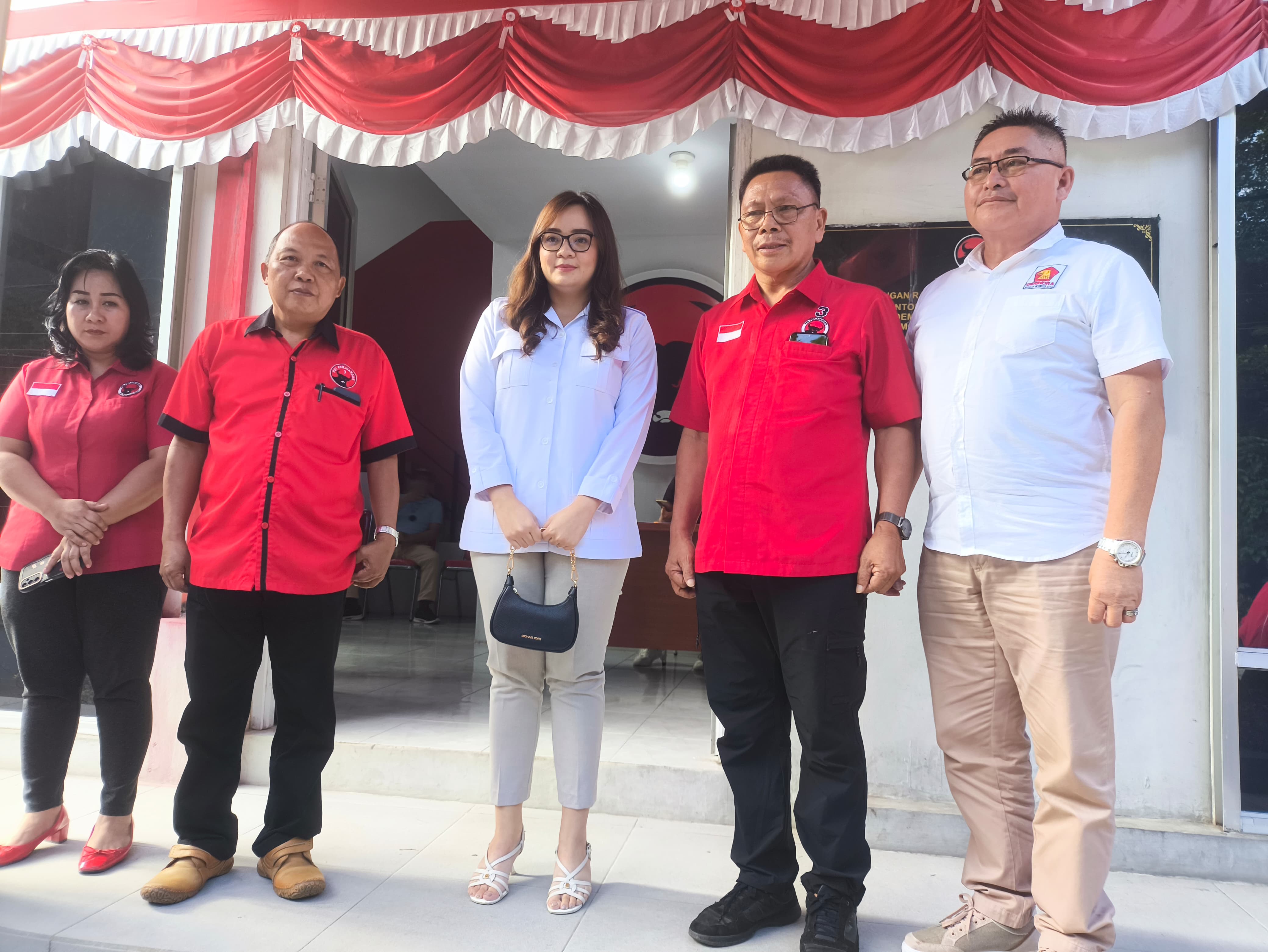 SINERGI: Sendy Rumajar (tengah) didampingi Sekretaris Gerindra Johny Kreysen saat tiba di Kantor DPC PDIP Kota Tomohon. Dok istimewa