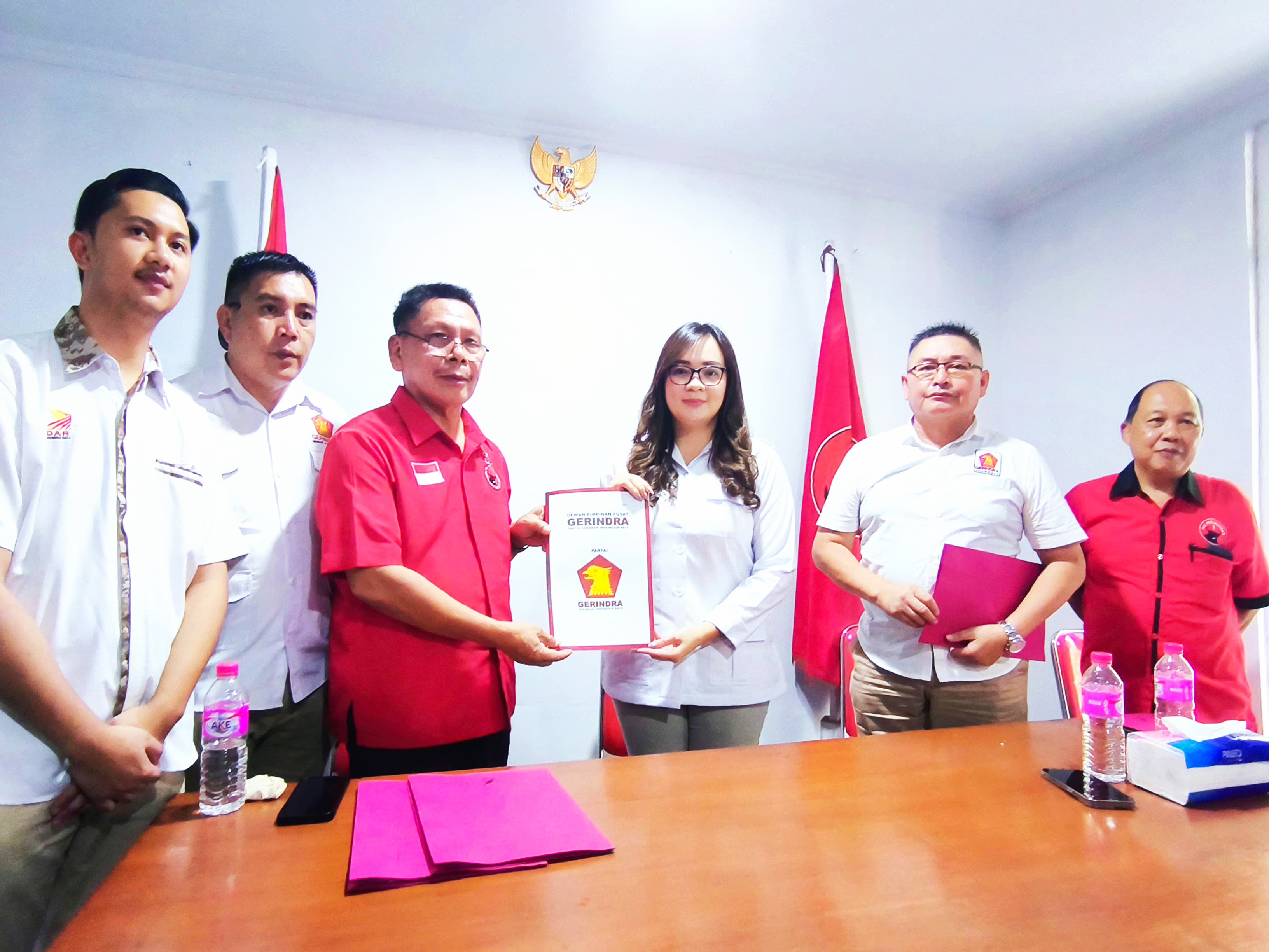 RESMI BERSINERGI: Sendy Rumajar saat daftarkan diri sebagai bakal calon wakil wali kota Tomohon di PDIP. Dok Jul/MP