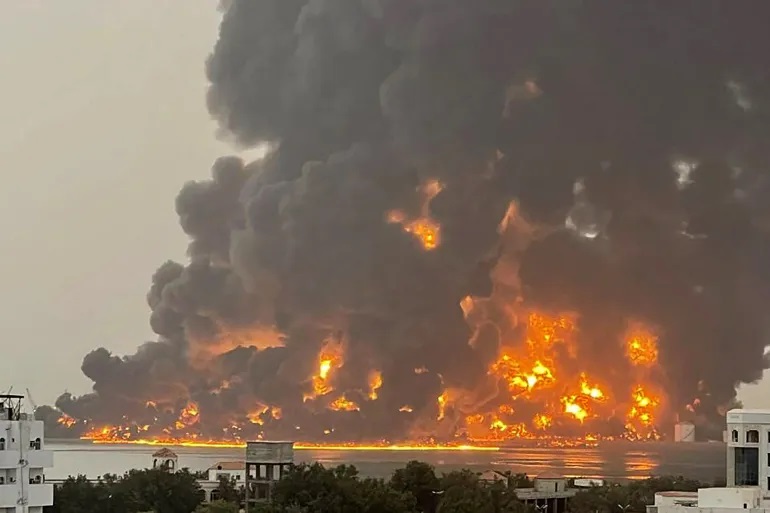 Kebakaran terjadi setelah serangan udara di kota pelabuhan Hodeidah Yaman pada 20 Juli 2024 (Handout/Pusat Media Ansarullah melalui AFP)