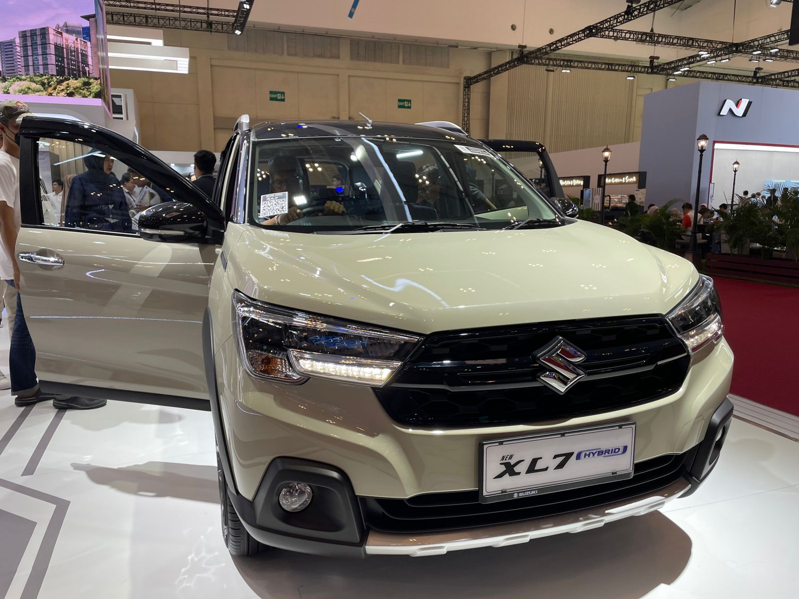 FAVORIT: Salah satu line up unggulan Suzuki di GIIAS 2024 yaitu XL7 Hybrid jadi salah satu yang paling banyak disasar untuk test drive. Foto: Foggen/MP