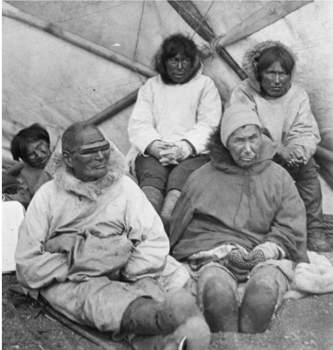 Orang Inuit mengenakan kacamata salju, asal mula kacamata hitam modern. Foto: UAF Archives/Wikimedia Commons