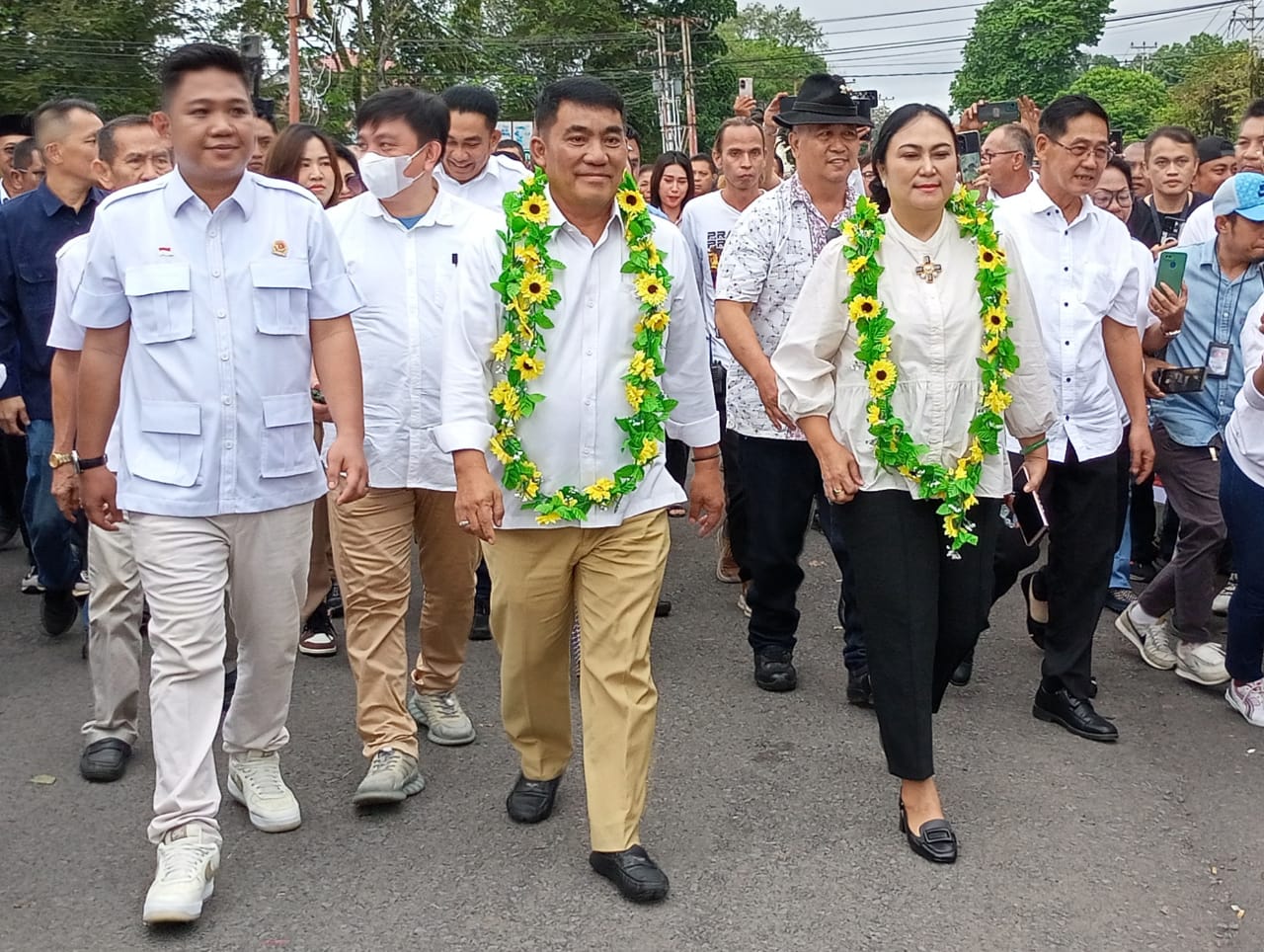 Ketua DPD Partai Gerindra Sulut Yulius Selvanus Komaling mengunjungi Sekretariat DPC Partai Gerindra Kota Bitung.(Franky Sumaraw/MP)