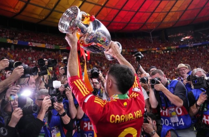 POTENSI: Dani Carvajal merayakan gelar Euro 2024 bersama Timnas Spanyol.