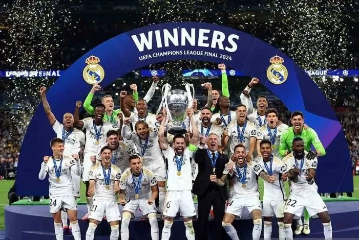 Pemain Real Madrid Nacho mengangkat trofi usai memenangi Liga Champions 2023/2024 di Wembley Stadium, London, Inggris. (Carl Recine/Reuters/Antara)