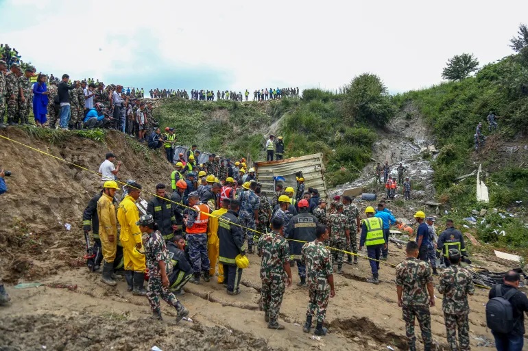 Personel tentara Nepal mengepung lokasi kecelakaan pesawat di Bandara Internasional Tribhuvan di Kathmandu (Sujan Gurung/AP Photo)