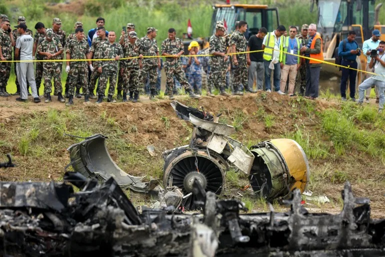 Personel tentara Nepal berdiri di dekat lokasi jatuhnya pesawat (Sujan Gurung/AP Photo)