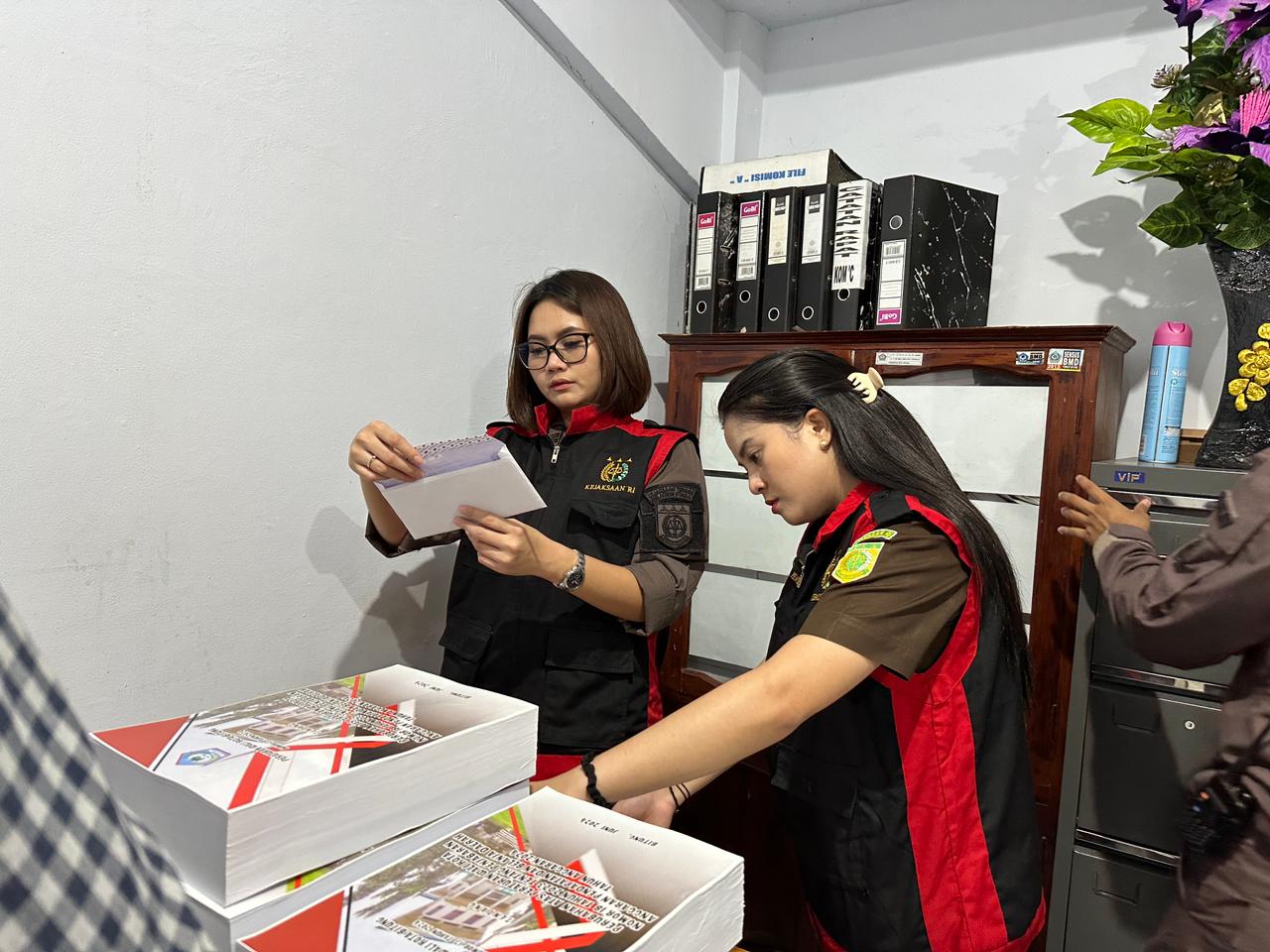 Tim penyidik Kejari Bitung saat melakukan penggeledahan terkait dugaan korupsi belanja perjalanan dinas.(Dok Istimewa)