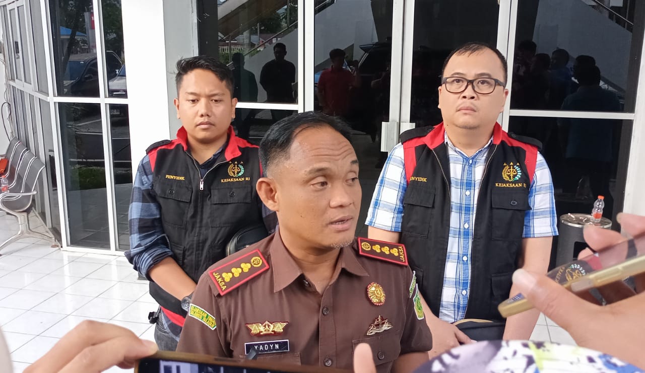 Kajari Bitung Yadyn Palebangan didampingi Kasi Pidsus Ivan Roring dan tim penyidik, saat memberikan keterangan pers di Lobi Kantor DPRD Kota Bitung.(Franky Sumaraw/MP)