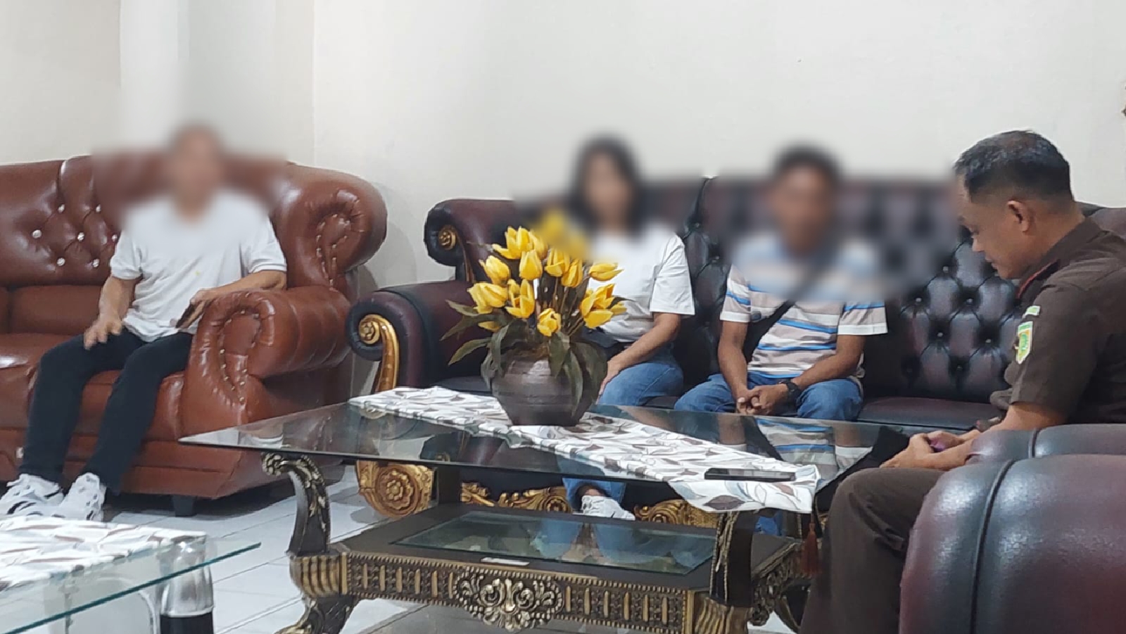 Kajari Yadyn memimpin langsung pemeriksaan di Ruang VIP Kantor DPRD Kota Bitung.(Franky Sumaraw/MP)