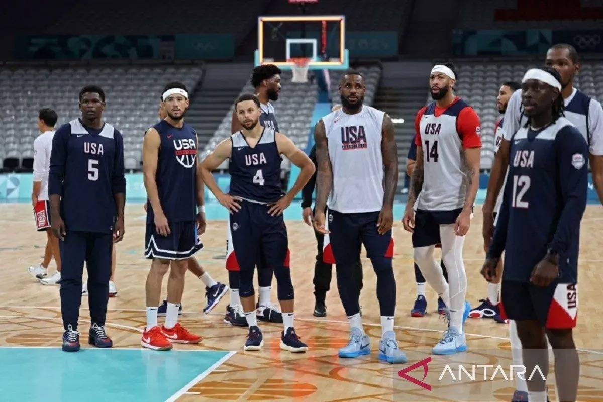 Tim bola basket Amerika Serikat saat berlatih di Prancis Utara jelang Olimpiade Paris 2024. ANTARA/AFP/Thomas Coex/am.
