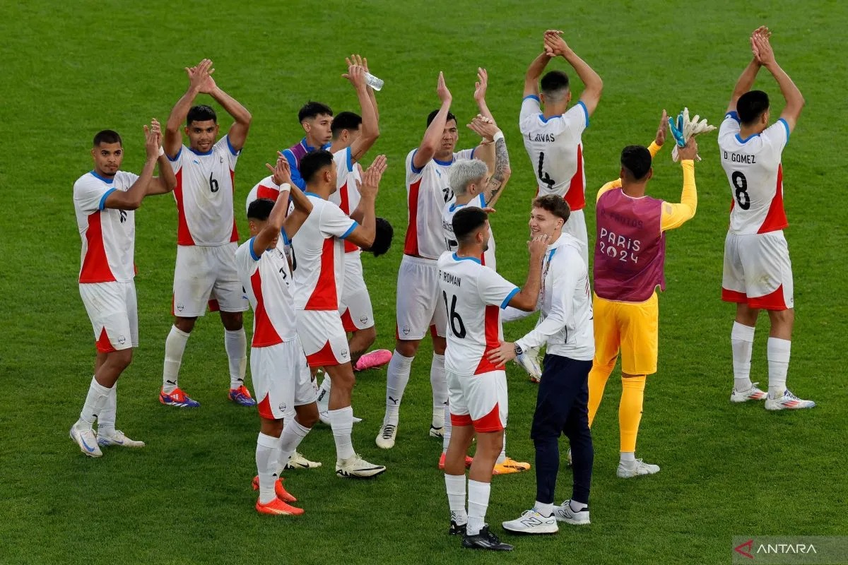 Pemain Paraguay merayakan keberhasilan mereka mengalahkan Israel dengan skor 4-2 pada pertandingan Grup D Olimpiade Paris 2024 .  (ANTARA/AFP/GEOFFROY VAN DER HASSELT)