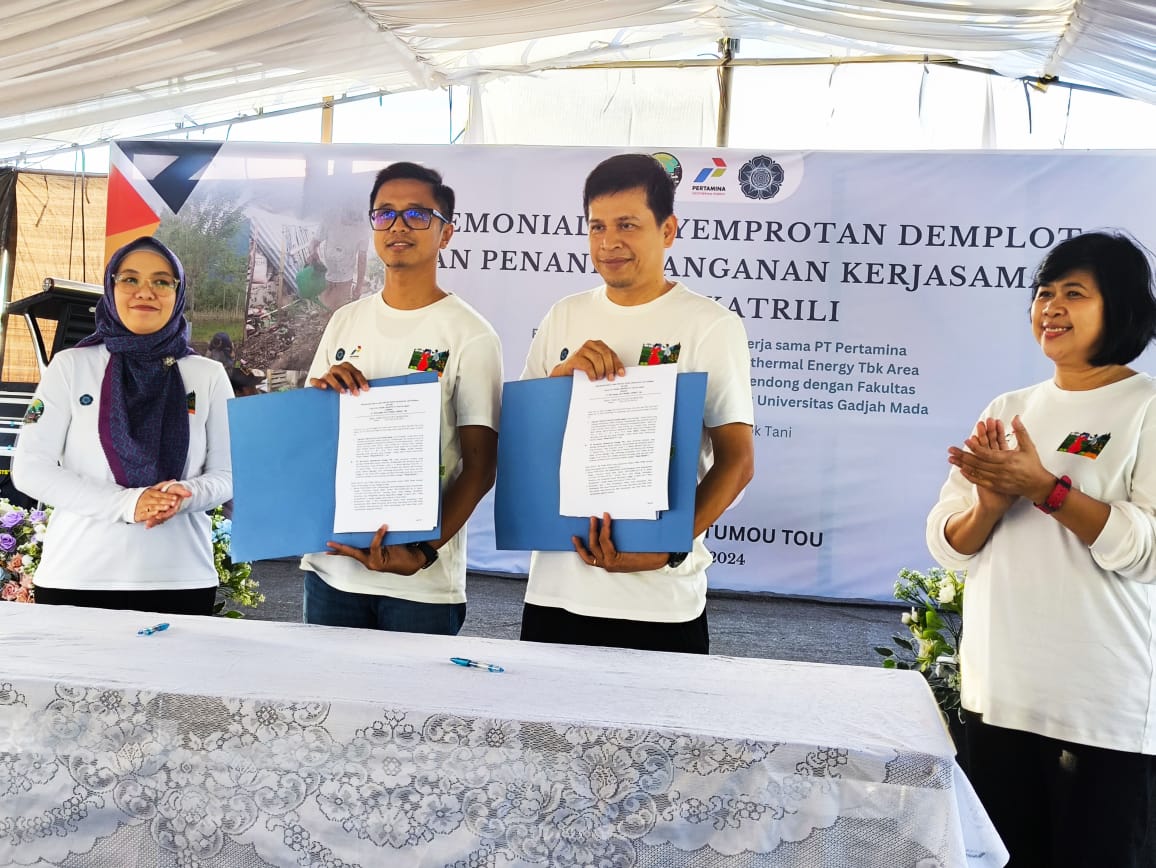 SOLID: Kerja sama antara PT PGE Tbk Area Lahendong diwakili oleh GM Novi Purwono bersama Dekan Fakultas Teknik UGM Prof Ir Selo (kedua kanan), di peluncuran pupuk cair Katrili. Dok istimewa