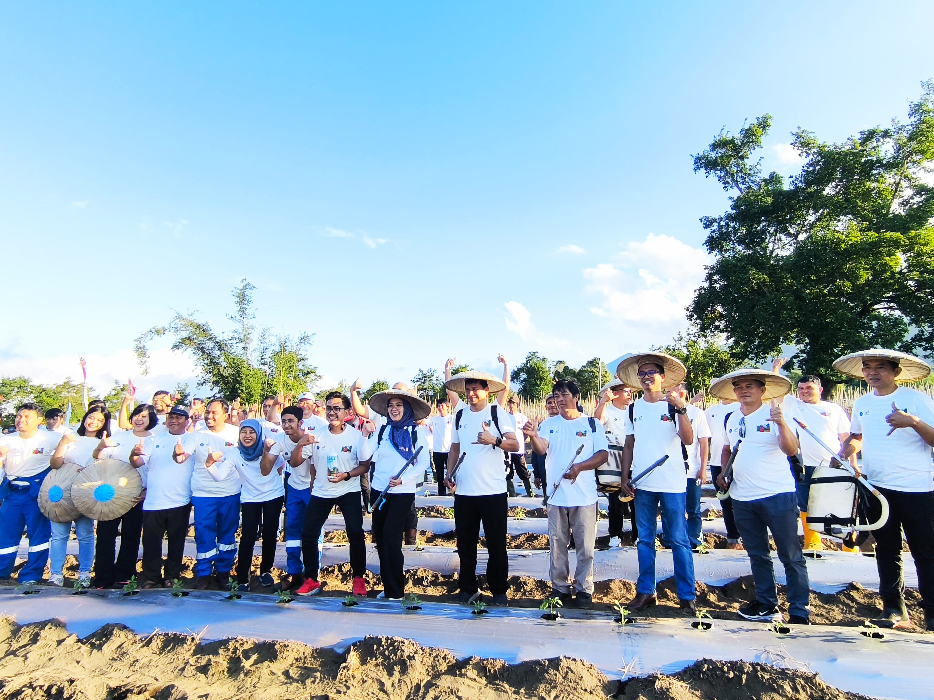 SINERGI BERSAMA: Jajaran PT PGE Tbk Area Lahendong dan stakeholder terkait di Seremonial Penyemprotan Demplot Pupuk dan Booster Cair Katrili, di Perkebunan Tonsewer Minahasa, akhir pekan lalu. Dok ist