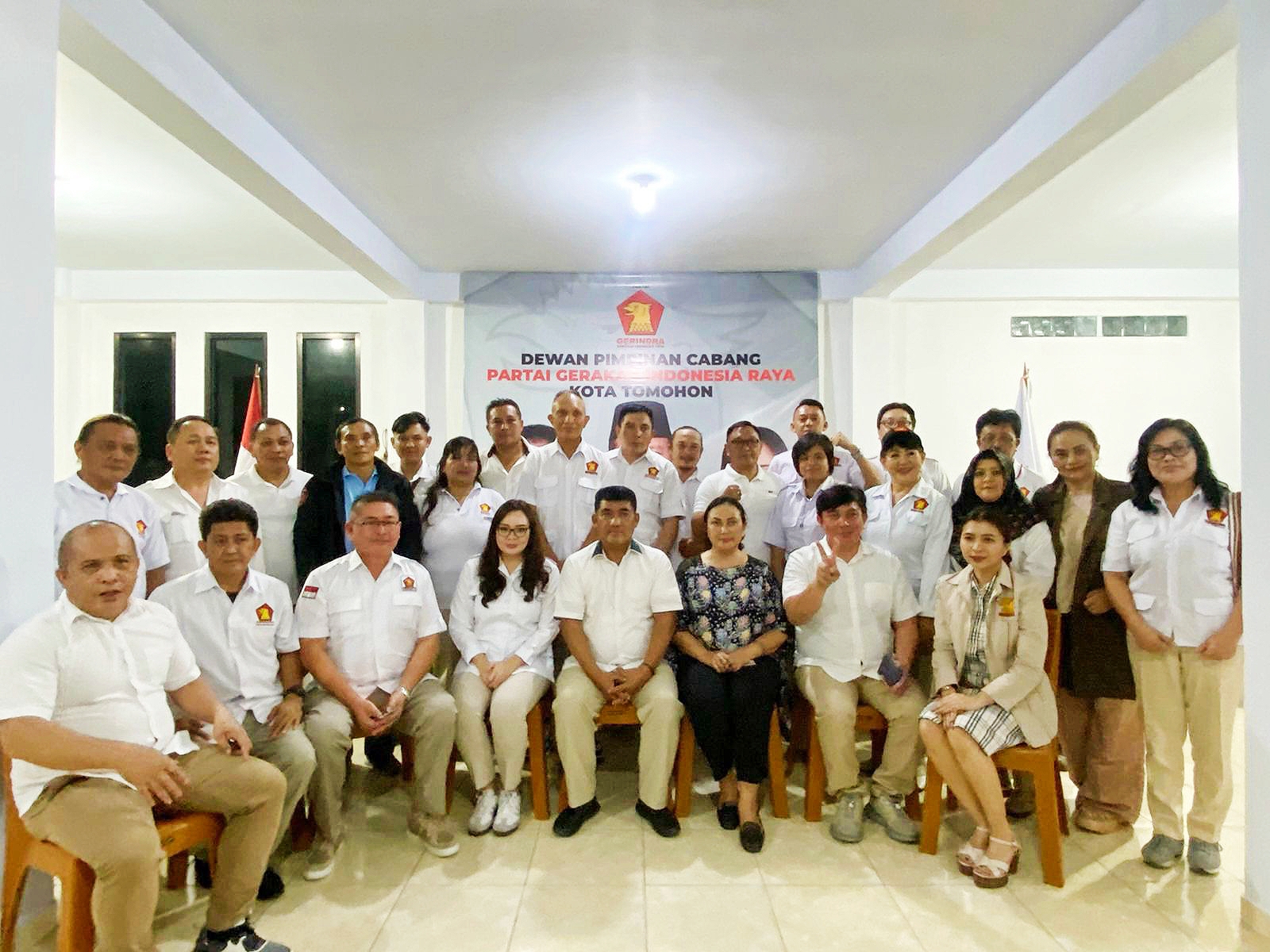 SOLID BERSAMA: Jajaran DPD Partai Gerindra Sulut dipimpin Ketua Yulius Selvanus Komaling (YSK) bersama jajaran Pengurus DPC Gerindra Tomohon. Dok istimewa