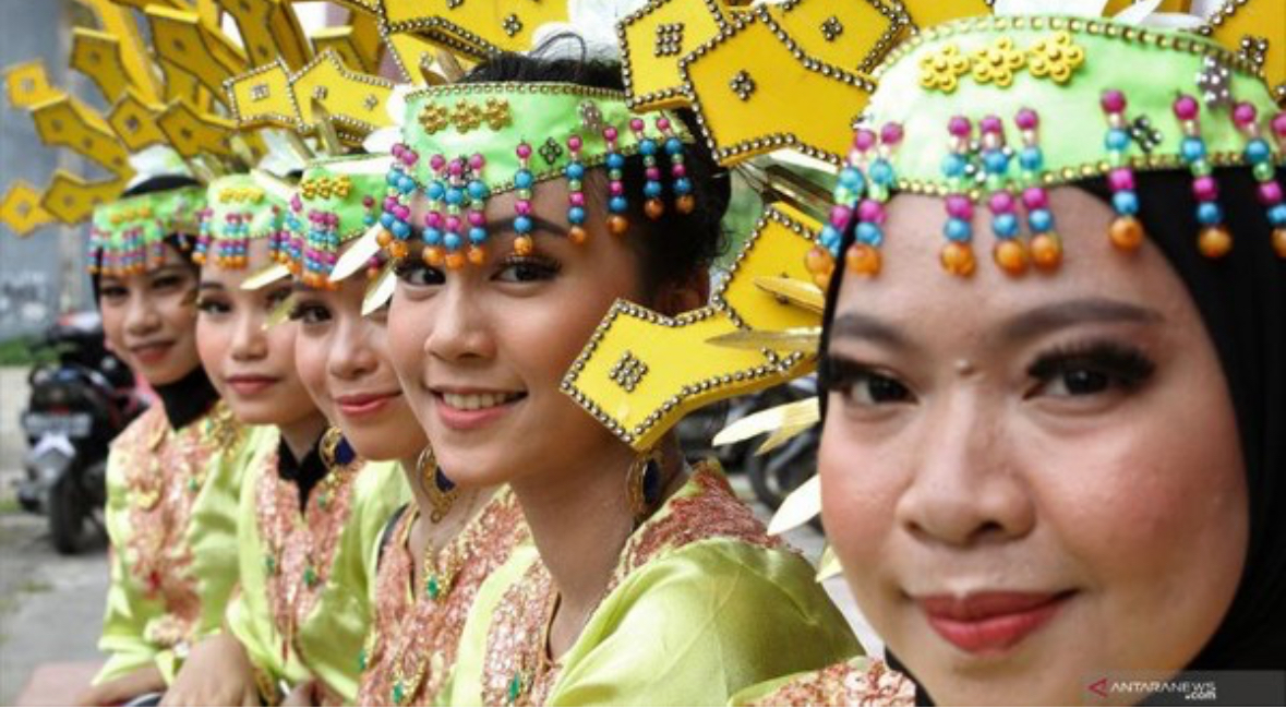 Sejumlah gadis penari mengenakan baju adat suku Tolaki (Foto: ANTARA FOTO/Jojon)