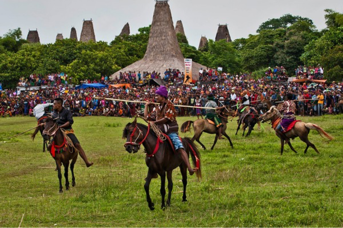 Ritus Pasola, salah satu budaya khas masyarakat NTT. Foto: Ditjen Kebudayaan Kemendikbudristek