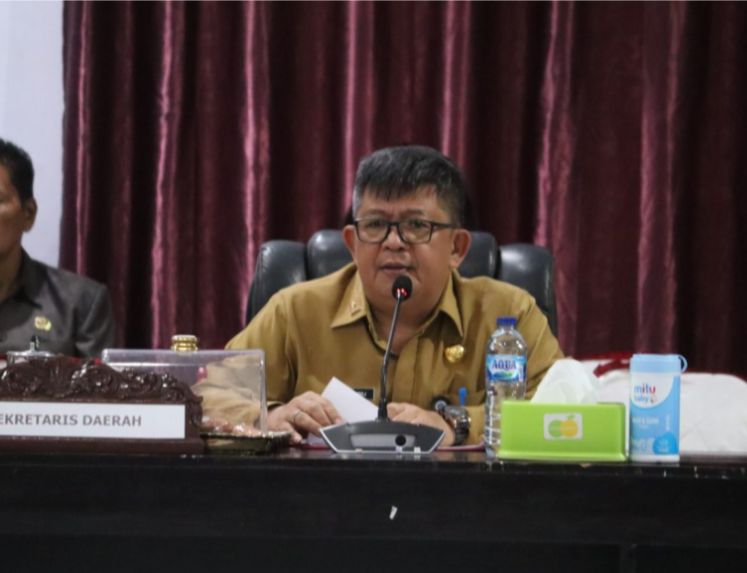 Sekda Sitaro Denny Kondoj sampaikan KUA-PPAS Tahun 2025 kepada Pimpinan DPRD Djon P Janis bersama anggota.
