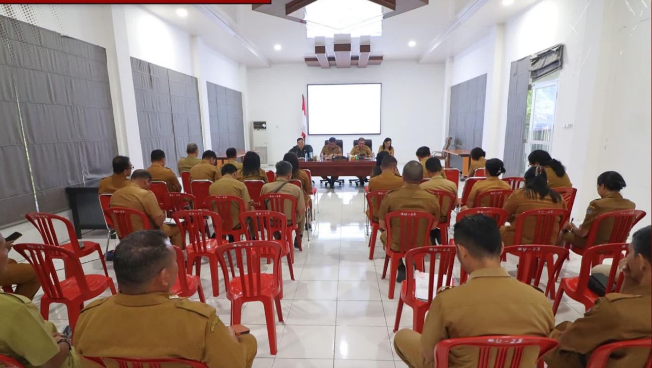 Sekda Sitaro Denny Kondoj pimpin rapat terkait persiapan HUT RI tahun 2024 (Istimewa)