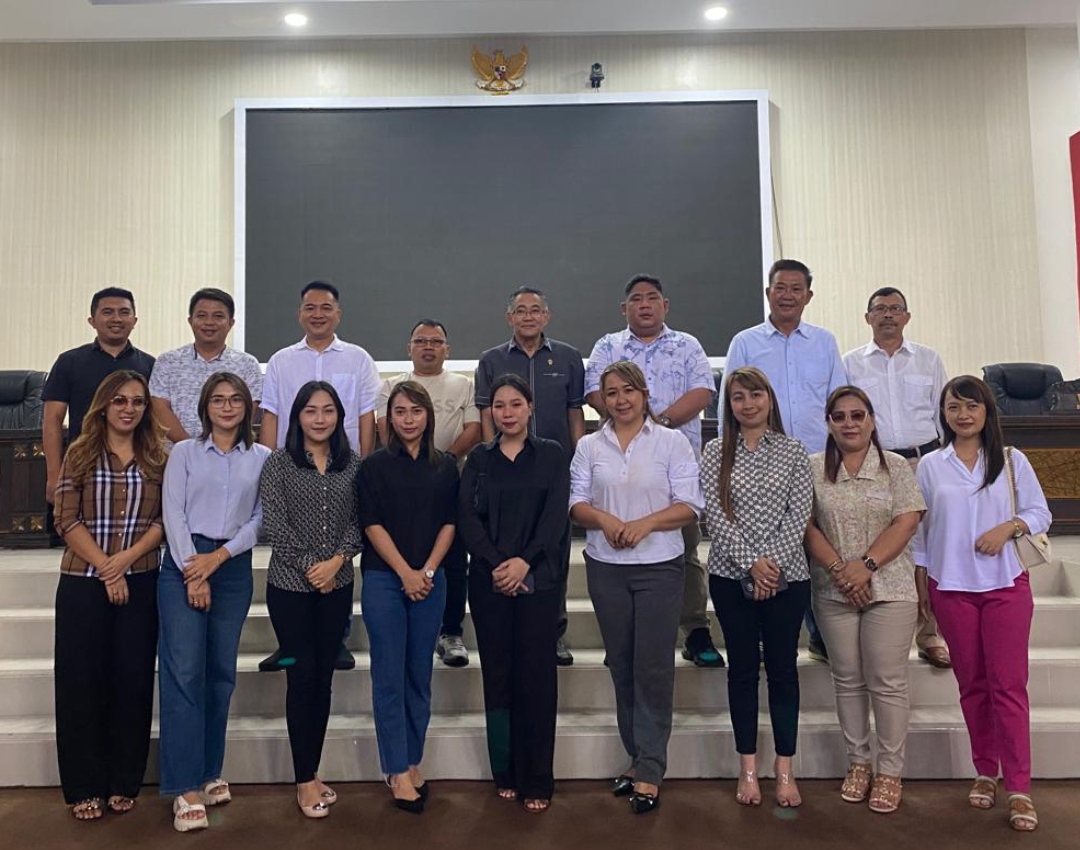KOMPAK: Foto bersama para anggota DPRD Minahasa terpilih 2024-2029 usai pengukuran seragam atau baju dinas, Selasa (30/7/2024).