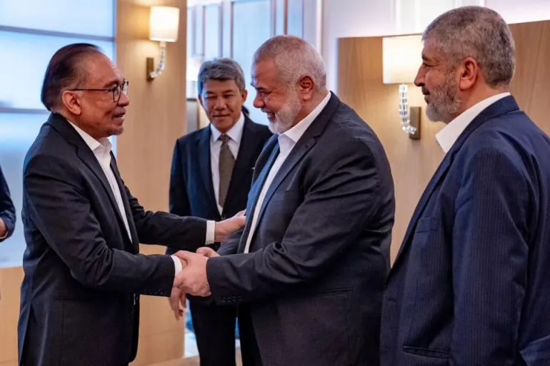 Pada bulan Mei, Anwar membagikan foto pertemuannya dengan para pemimpin Hamas, termasuk Haniyeh, yang juga sempat dihapus oleh Meta sebelum dikembalikan [Halaman Facebook]