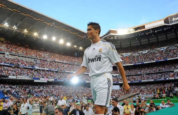 Cristiano Ronaldo saat diperkenalkan ke fans pertama kali oleh Los Blancos di Santiago Bernabeu.