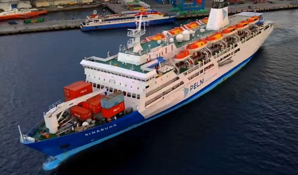 KM Sinabung dengan tampilan cat terbarunya setelah proses docking di Surabaya. Kapal Pelni ini mulai berlayar lagi 26 Maret 2024.(Dok Istimewa)