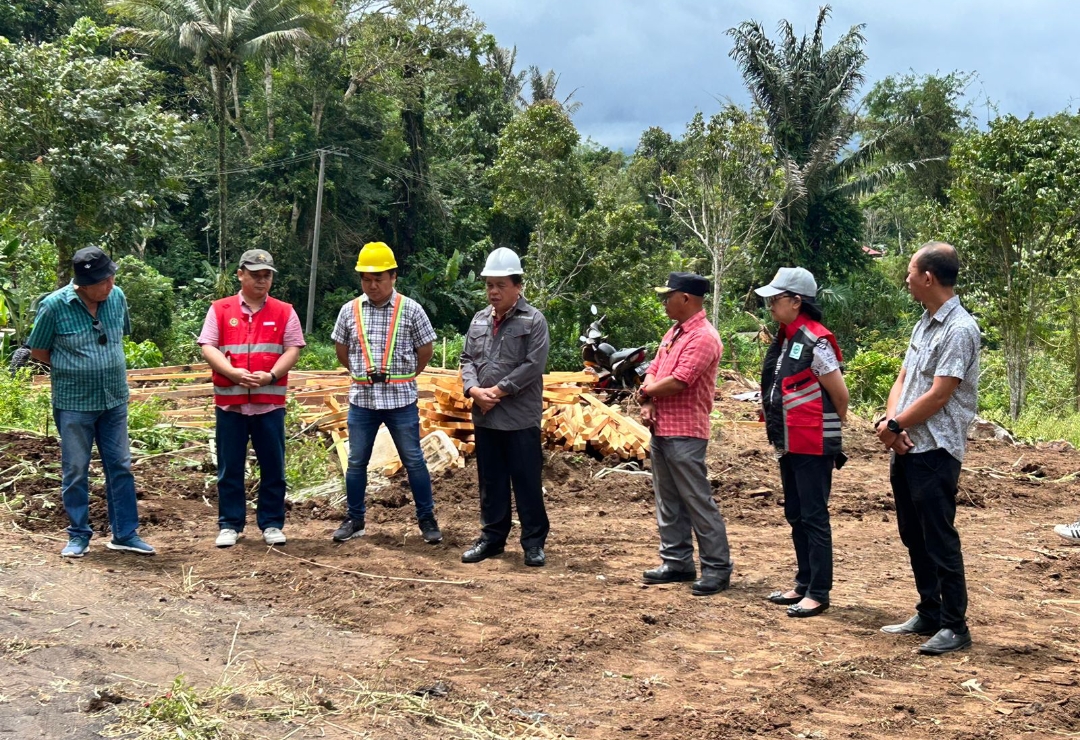 DIMULAI: Suasana ibadah syukur menandai dimulainya pembangunan jalan menuju gedung baru RSUD Tondano, Kamis (1/8/2024)