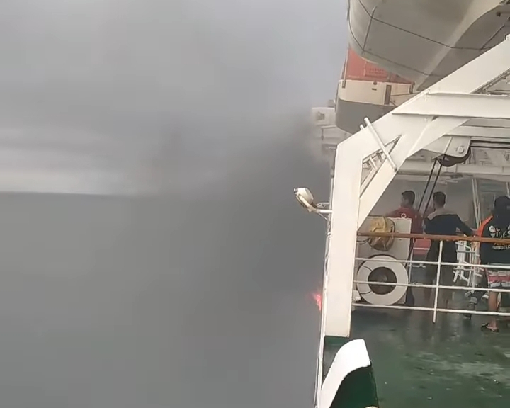 Tangkapan layar video yang beredar luas di media sosial, insiden kebakaran di Deck 5 KM Nggapulu.(Dok Istimewa)