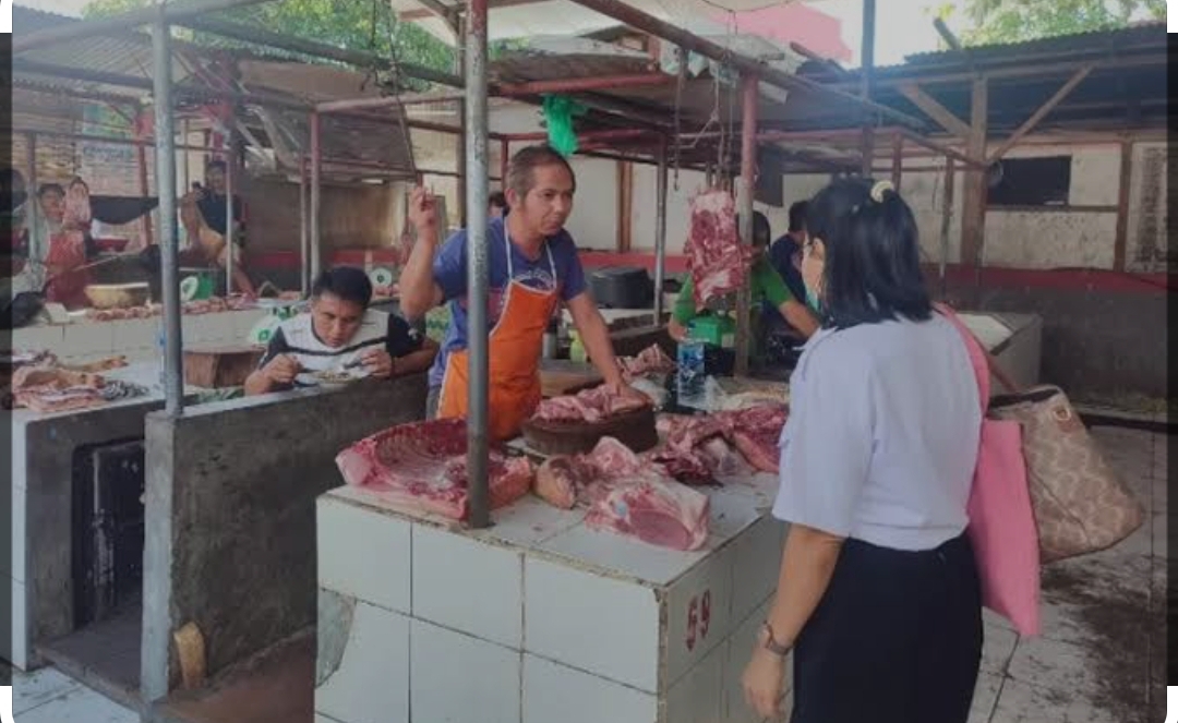 Pedagang daging babi di salah satu pasar tradisional di Sulut.