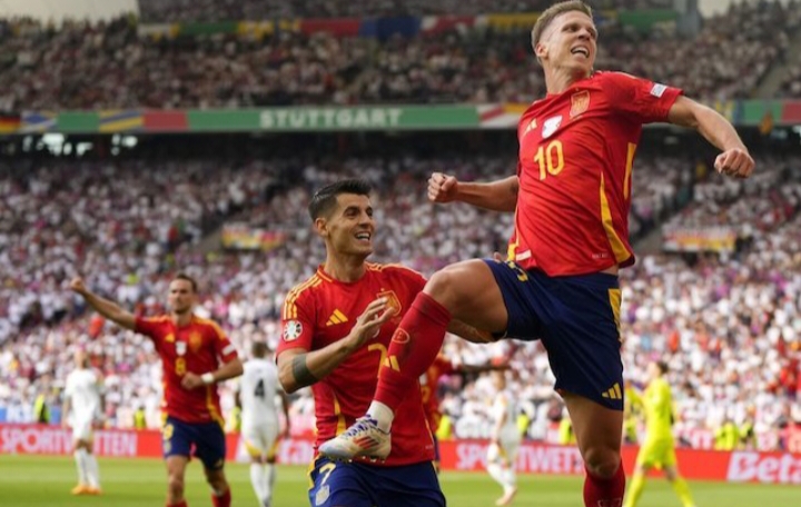 Skuad Timnas Spanyol merayakan gol Dani Olmo ke gawang Jerman.