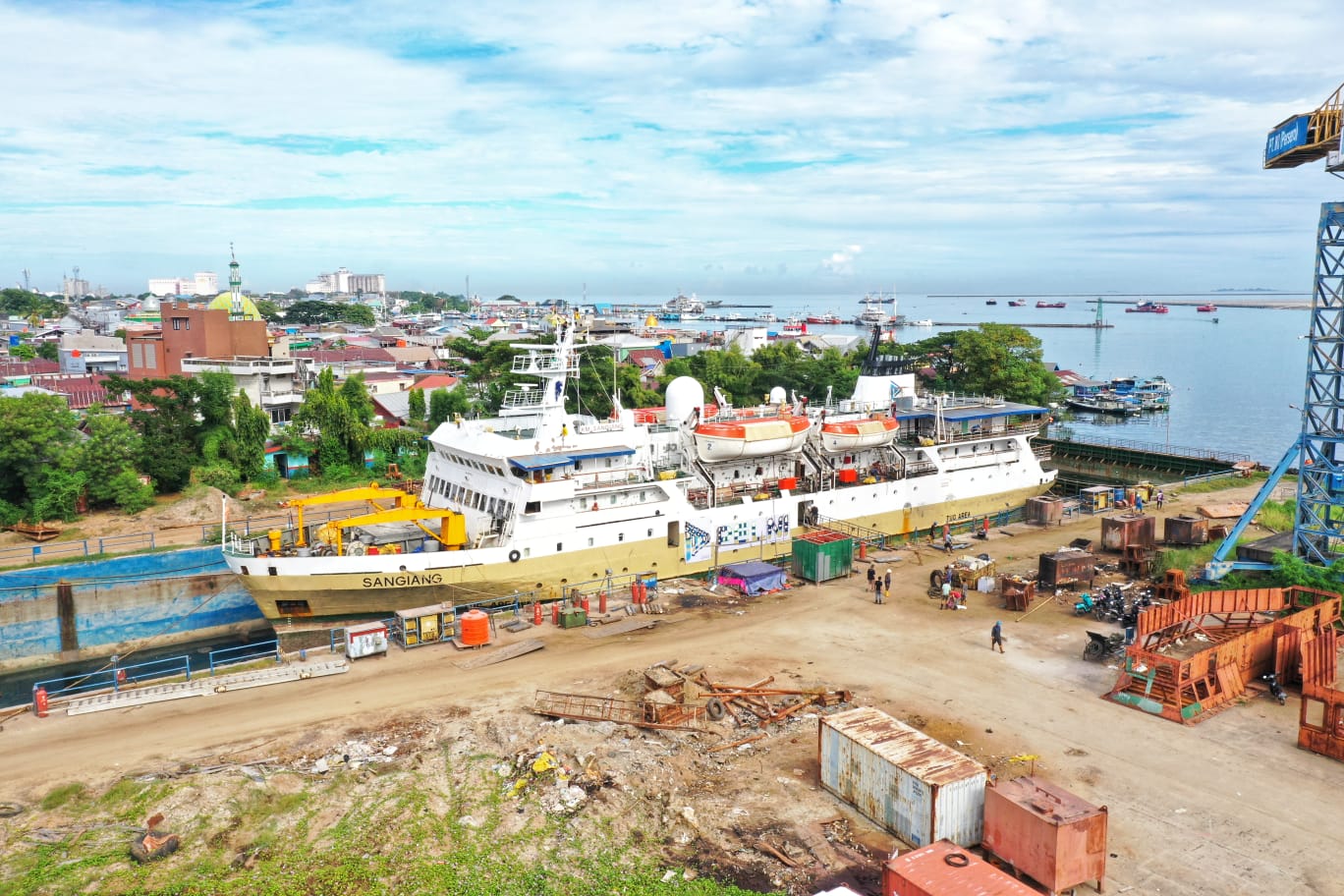 KM Sangiang saat menjalani docking di PT Industri Kapal Indonesia (Persero) di Makassar, Mei 2024.(Dok ikishipyard.co.id)
