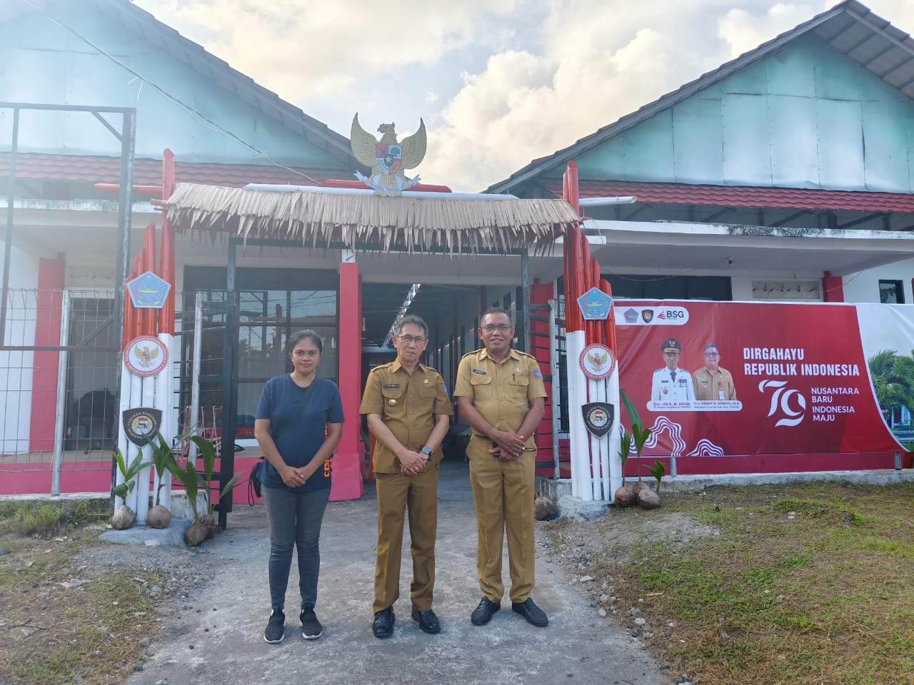 Pj Bupati Sitaro Joi E B Oroh didampingi Kaban Kesbangpol Sitaro Gandawari L Mulalinda dan Kepala Bidang Bina Ideologi Wawasan Kebangsaan dan Karakter Bangsa, Kesbangpol Sitaro Fitria Onthoni.