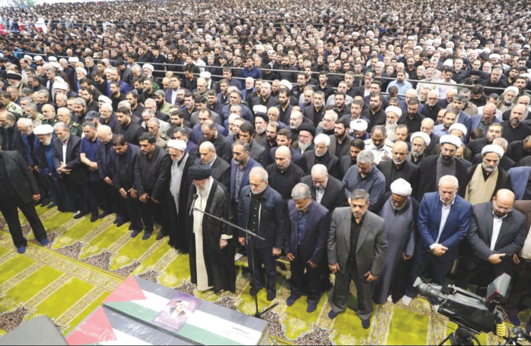 Pemimpin Tertinggi IRAN Ayatollah Ali Khamenei melakukan salat di pemakaman pemimpin Hamas Ismail Haniyeh yang dibunuh, di Teheran, pekan lalu.  (kredit foto: Kantor Pemimpin Tertinggi Iran/Kantor Ber