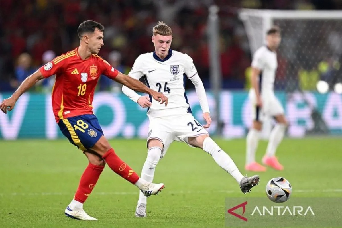 Gelandang Spanyol #18 Martin Zubimendi dan gelandang Inggris #24 Cole Palmer berebut bola pada pertandingan sepak bola final UEFA Euro 2024. (ANTARA)
