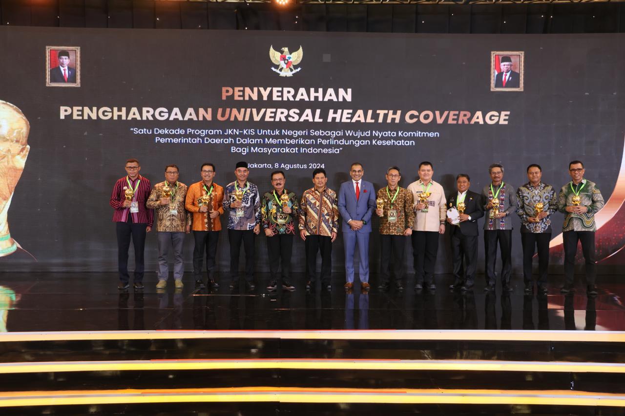 Pj Bupati Sitaro, Joi E B Oroh bersama pimpinan daerah se-Indonesia, menerima penghargaan bergengsi UHC Awards 2024, di The Krakatau Grand Ballroom, Taman Mini Indonesia Indah, Cipayung, Jakarta Timur