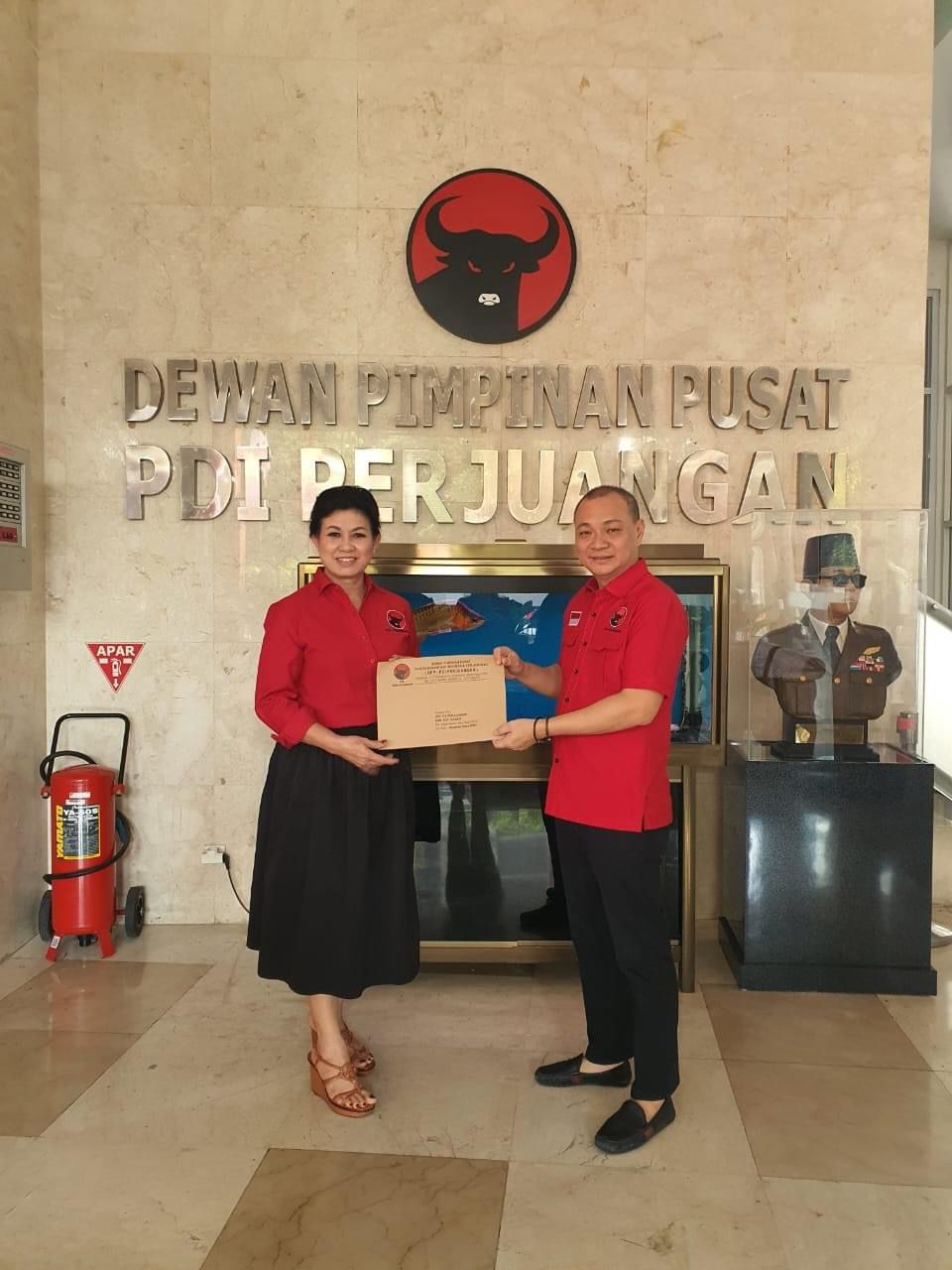 Evangelian Sasingen terima surat tugas dari DPP PDI Perjuangan jadi calon Bupati Sitaro, di Kantor DPP PDI Perjuangan Indonesia, Jalan Diponegoro Nomor 58, Jakarta Pusat, Sabtu (10/8) malam.