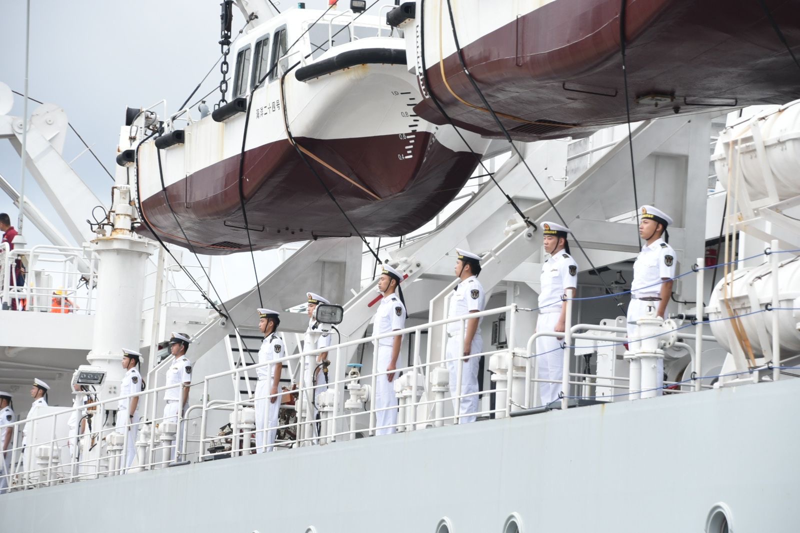 Rombongan Kapal Perang China yang tiba di Bitung, Sabtu (10/08/2024). Disambut oleh jajaran Lantamal VIII Manado