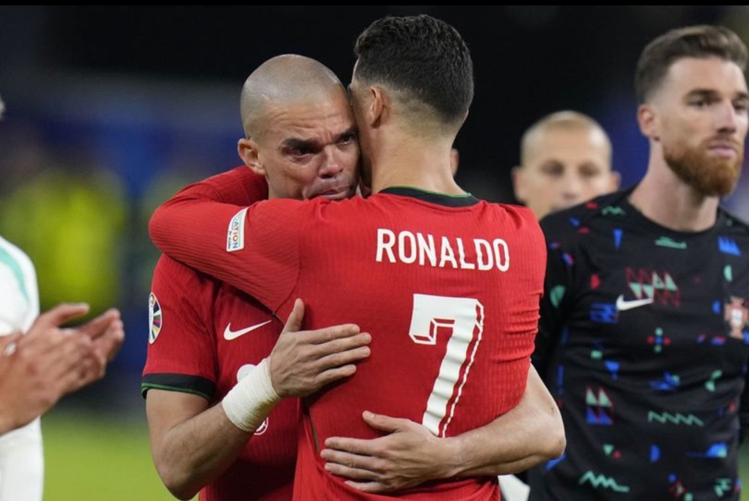 Cristiano Ronaldo memeluk Pepe setelah Portugal tersingkir dari Euro 2024.